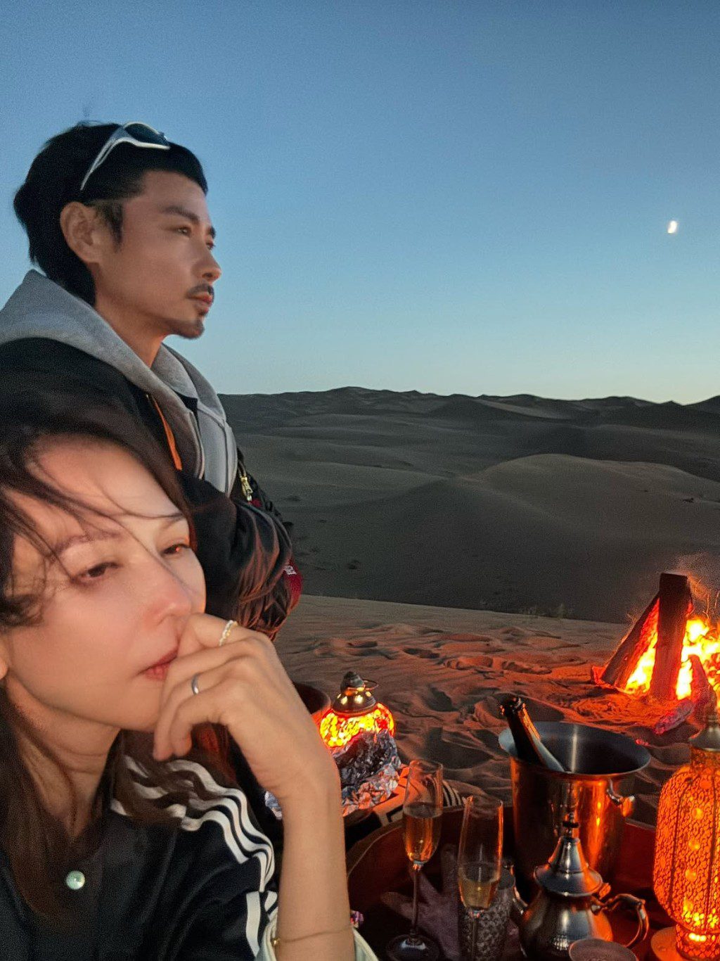 蔡少芬和張晉在沙漠合影,照片十分好看。