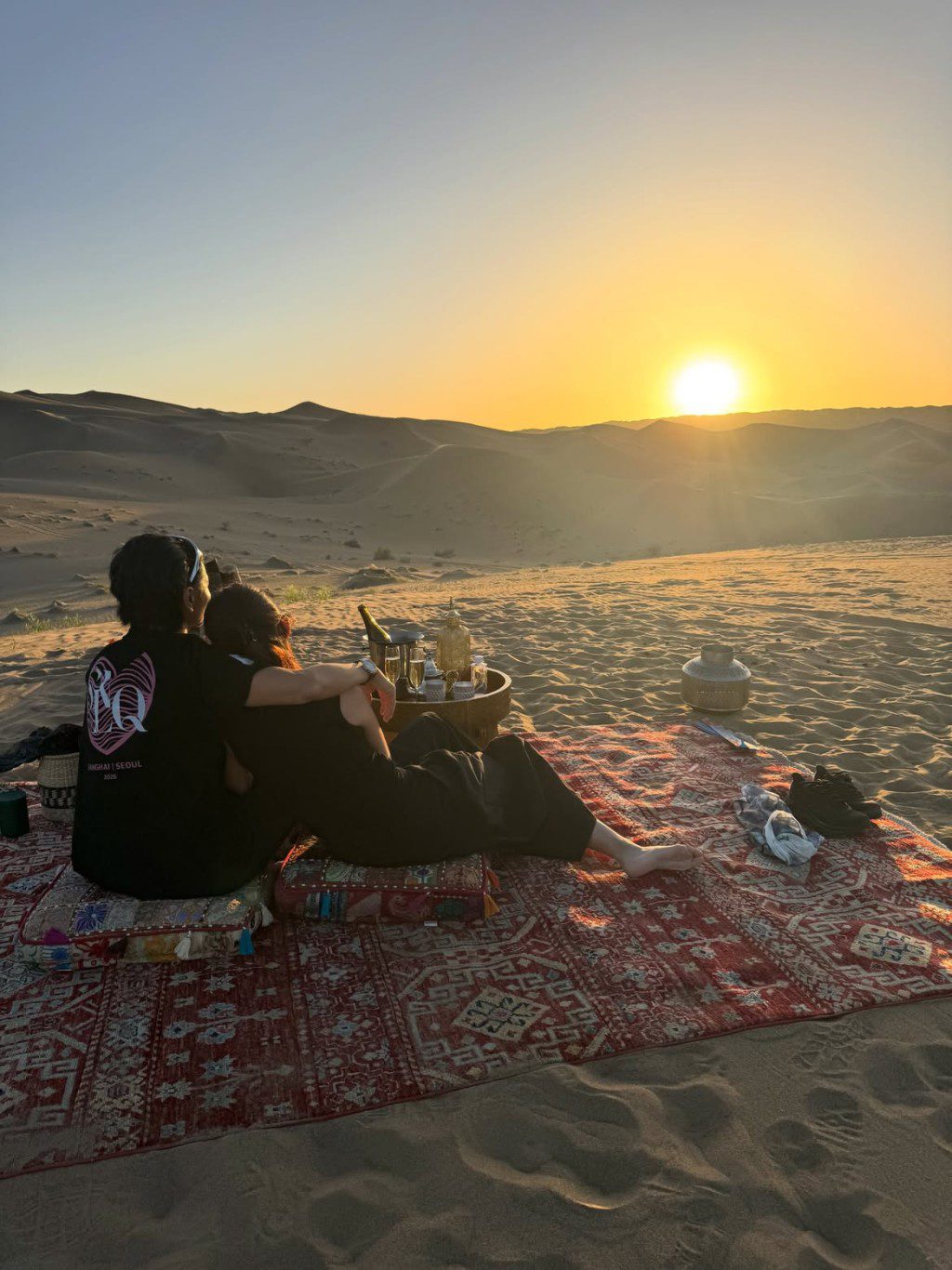 張晉從後擁抱著蔡少芬,一同欣賞夕陽。
