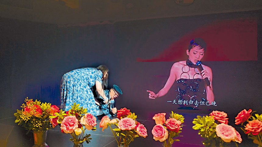 ■追思會尾聲，梅啟明崩潰到跪地爆喊。