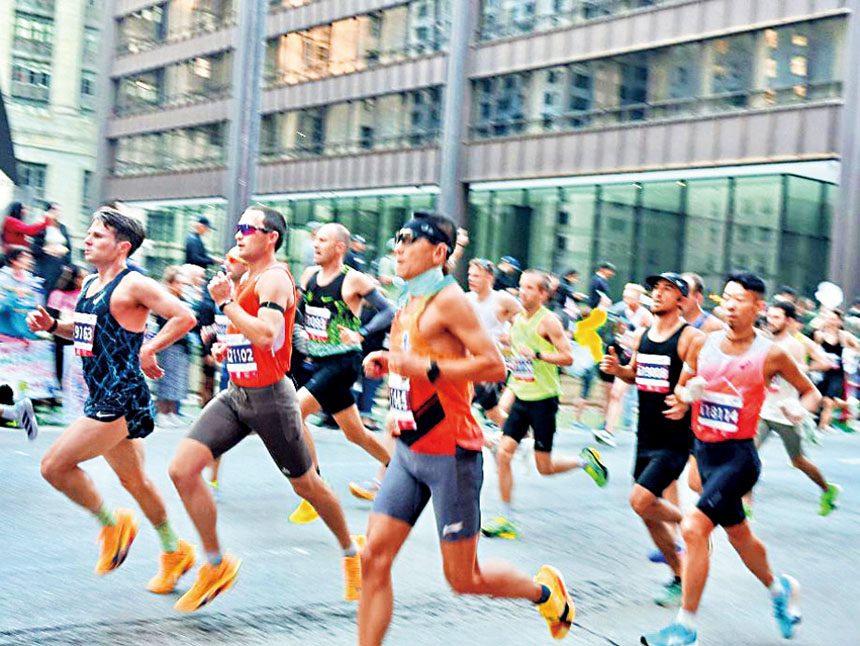 10月11日，美國銀行芝加哥馬拉松，逾5萬5000多名運動兒參賽。 梁敏育攝