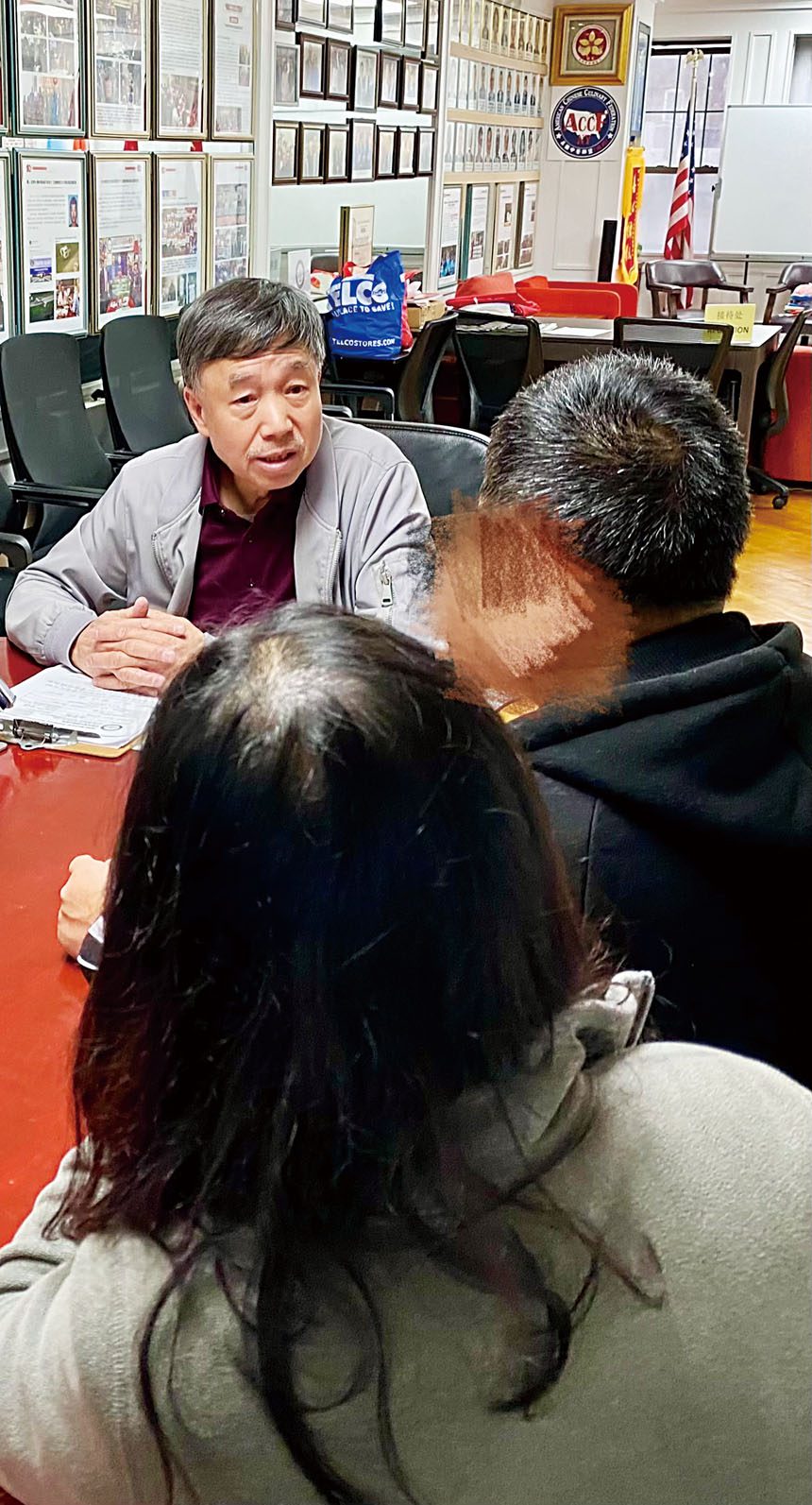 王孟新（左）11日接待前來求助的林先生等人。張之銘攝