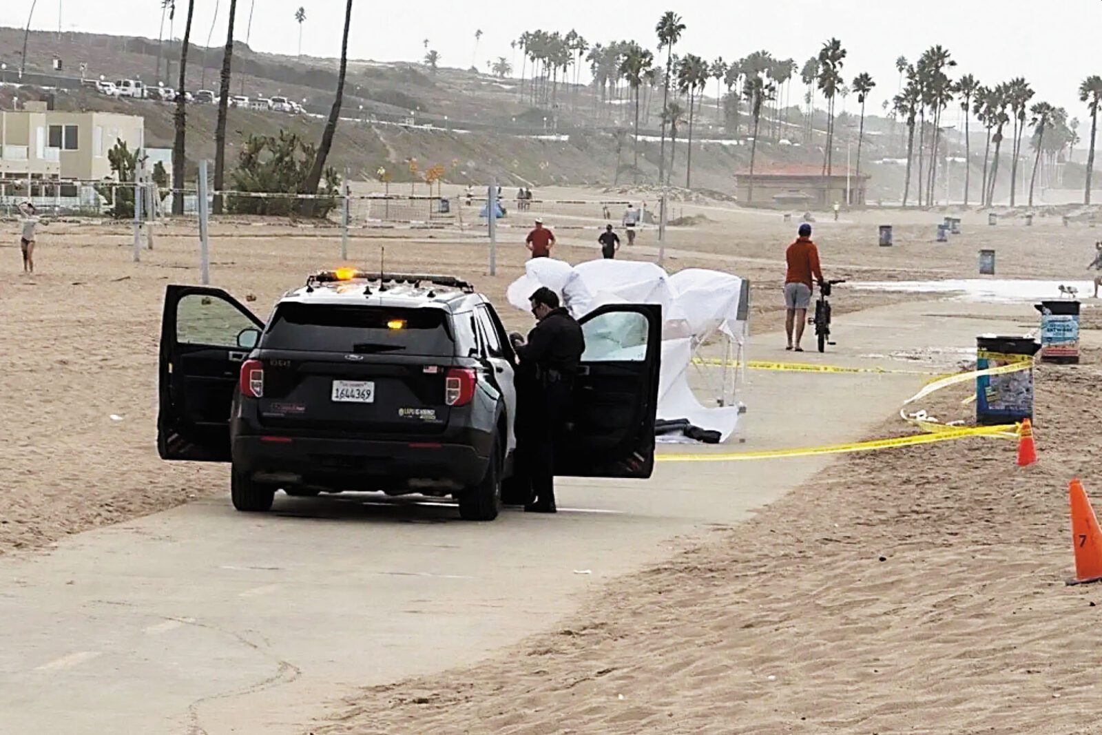 洛杉磯市西區普拉亞德爾雷(Playa del Rey)的Dockweiler海灘附近發現有人身亡。KTLA