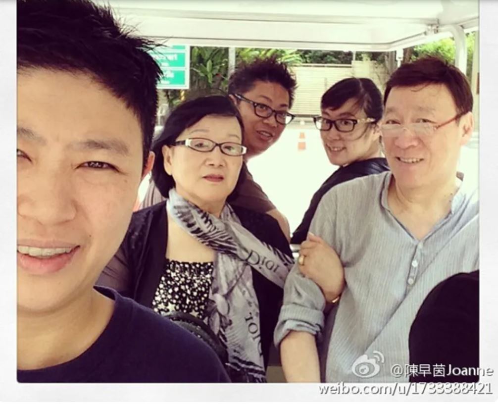 陳欣健與女兒不時陪伴太太外出。