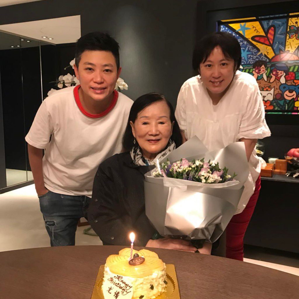 陳易遙為母親慶祝生日。