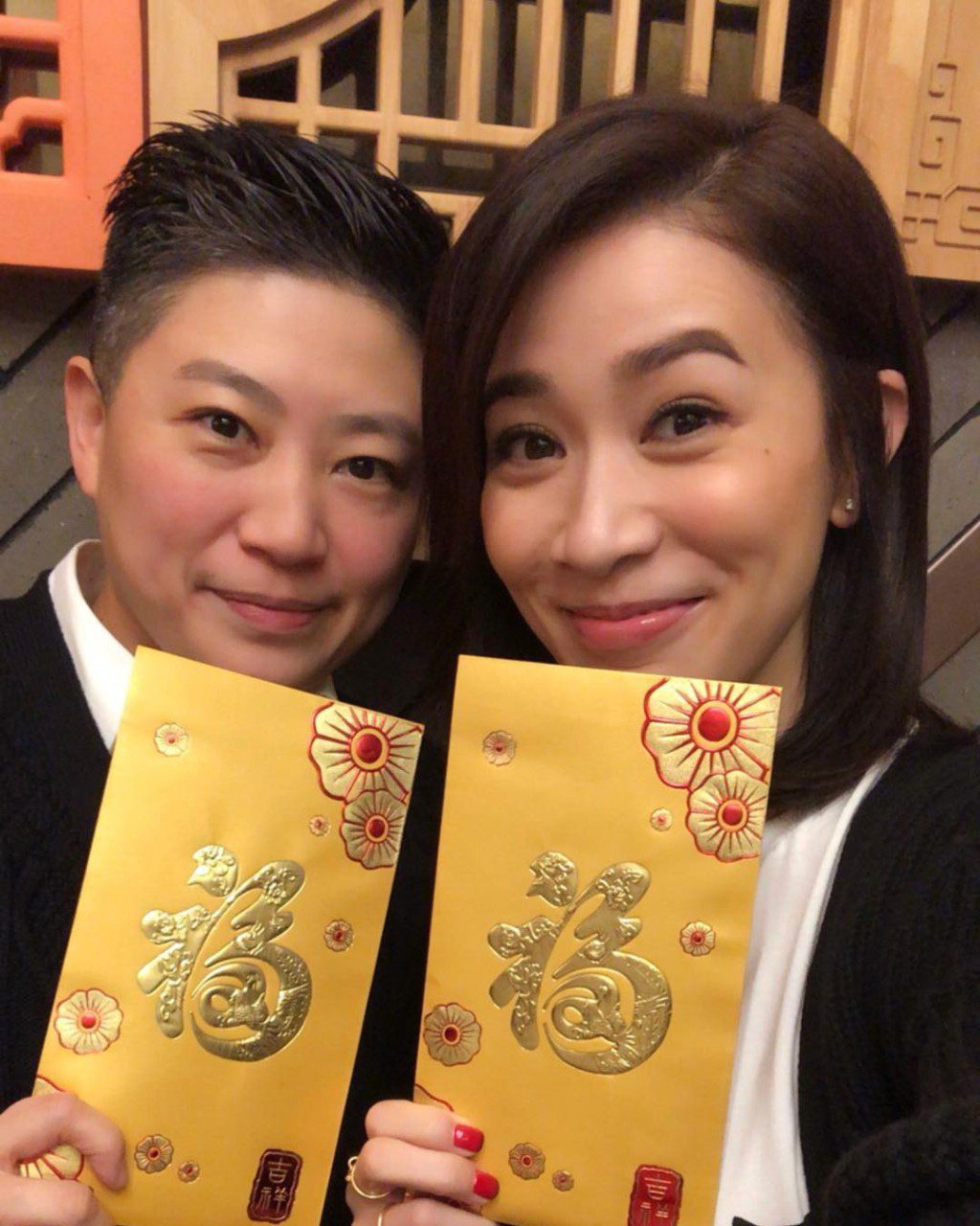 據悉，佘詩曼當年離開TVB後，在陳易遙建議下成立了個人工作室。