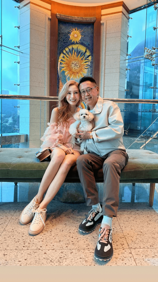 李嘉欣早前慶祝56歲生日，與丈夫許晉亨甜蜜合照，大秀白滑長腿。