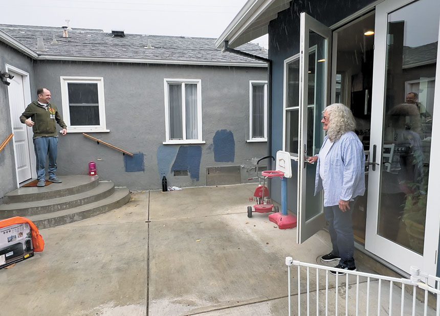 東灣卡斯楚谷（Castro Valley）居民Carol Nemiro住在兒子獨立屋後院的ADU。灣區城市新聞社