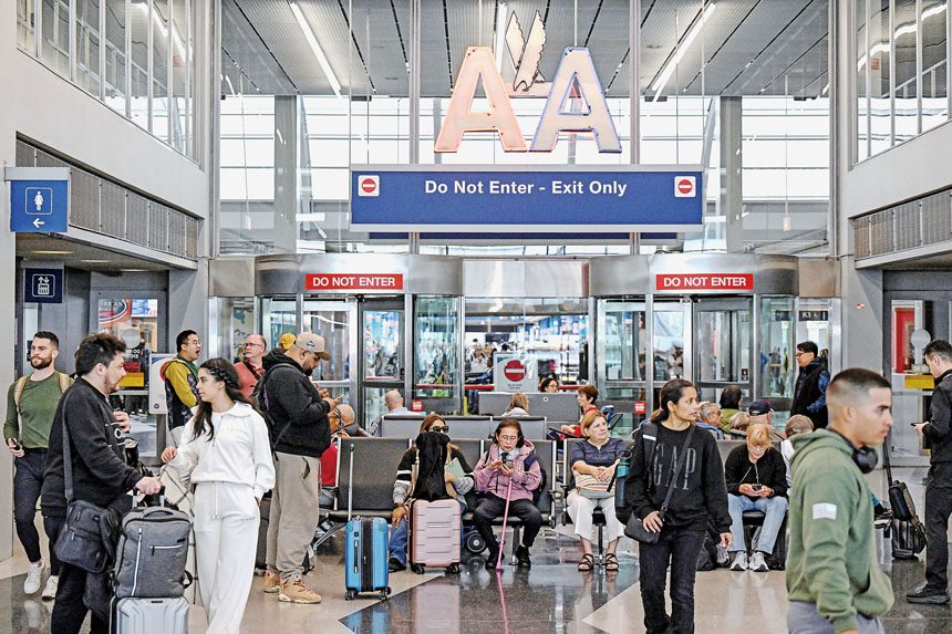 有港人在芝加哥奧黑爾國際機場登機時，遭美國移民和海關執法局人員拘留。圖為旅客在芝加哥國際機場的航站樓內。路透社資料圖片