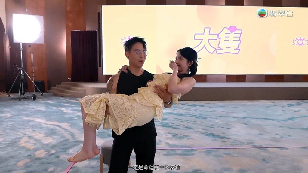 林子朗的手掌亦靠近陳若思下胸位置。