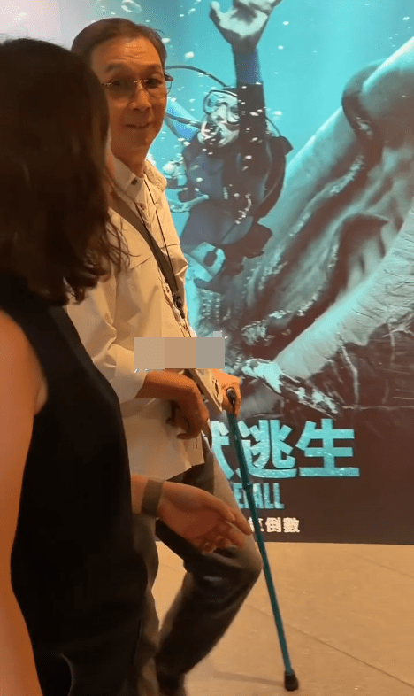 劉松仁的右手前臂依然維持吊起僵硬的姿勢。