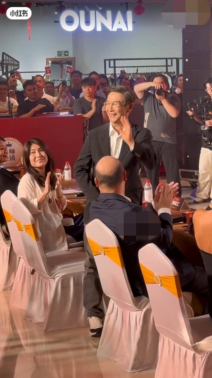 劉松仁向現場觀眾揮手,表現親民。