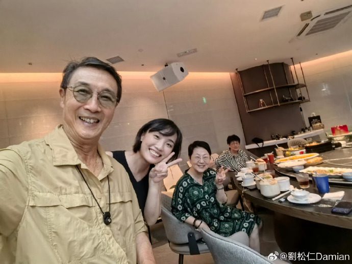 黃曦寧躲在劉松仁身後擺出V字手勢,笑容燦爛。
