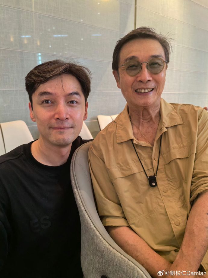劉松仁曾受訪透露,他的偶像是內地男星胡歌。