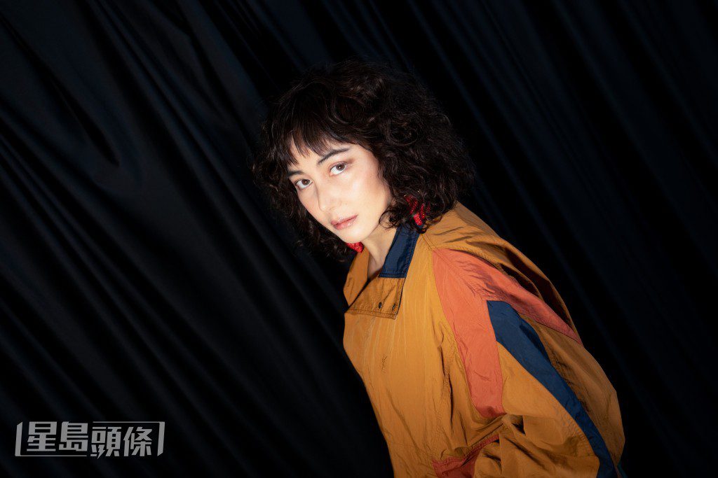 何超儀身兼電影公司老闆及女主角,展現一心多用的專業能力。