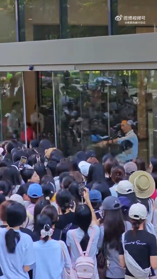 張凌赫現身前,商場外已聚集大量粉絲。