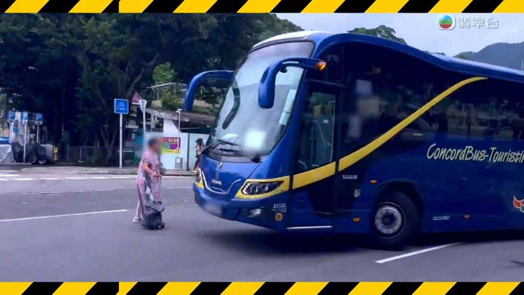 鄧小姐曾以身體阻擋一輛旅遊巴前進。