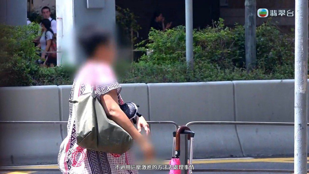 鄧小姐不時獨自外出。