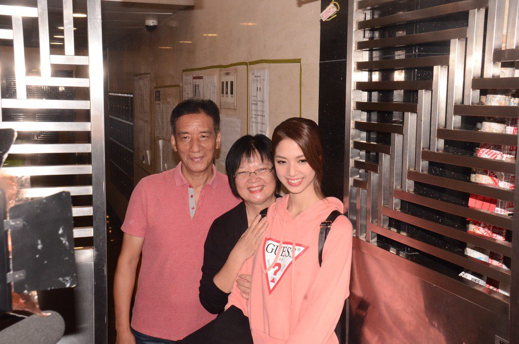 陳曉華近日受訪，回憶父母當年暗中資助她置裝參選港姐。