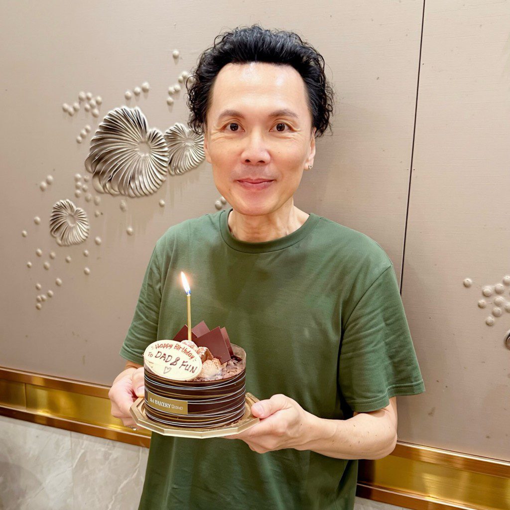 歐陽德勛最新生日照中,身形顯得瘦削,頸部青筋顯現。
