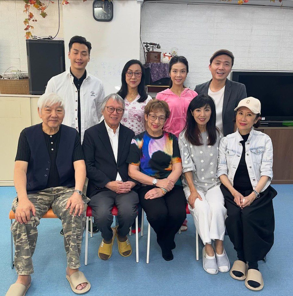 蔡國慶現在已是滿頭白髮。