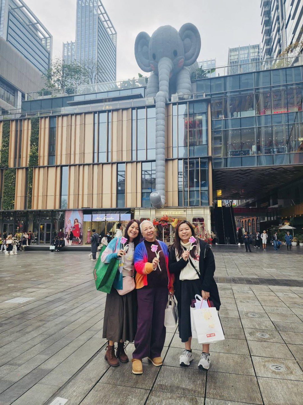陳秋霞的二女鍾惠雅(右)與三女鍾惠韻感情深厚。