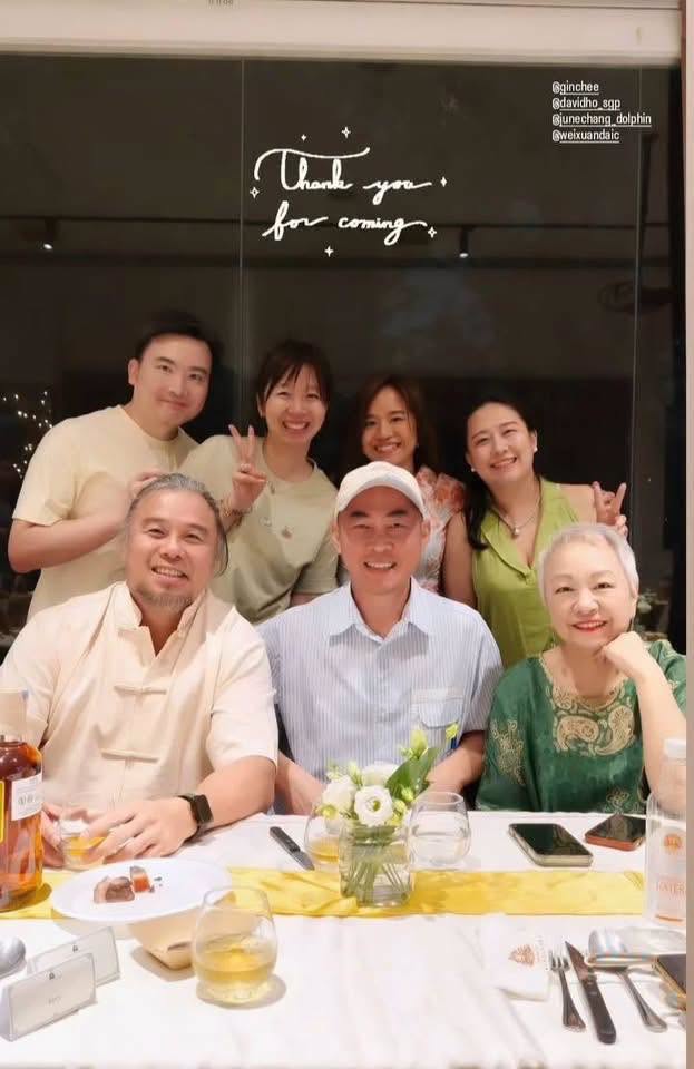 陳秋霞日前於社交平台分享與家人的合照。