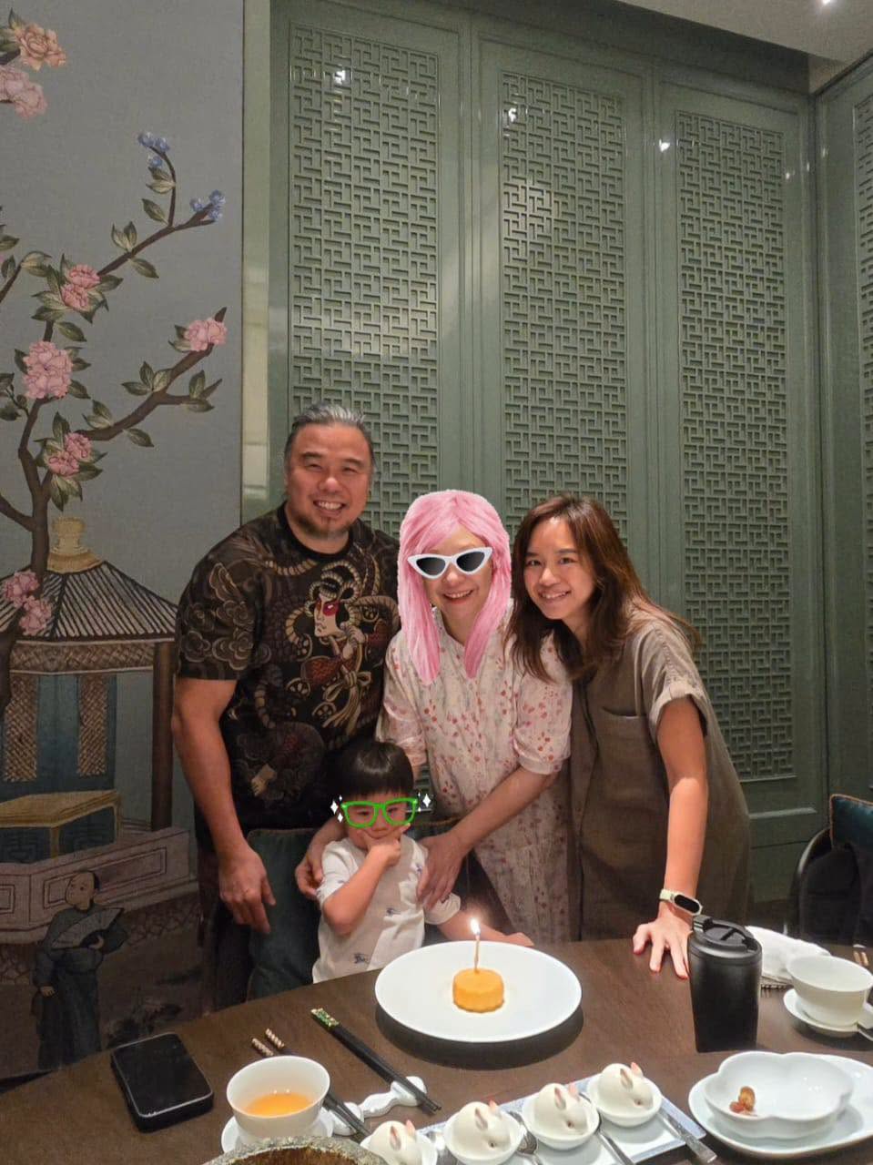 陳秋霞日前亦分享合照,為女婿慶祝50歲生日。
