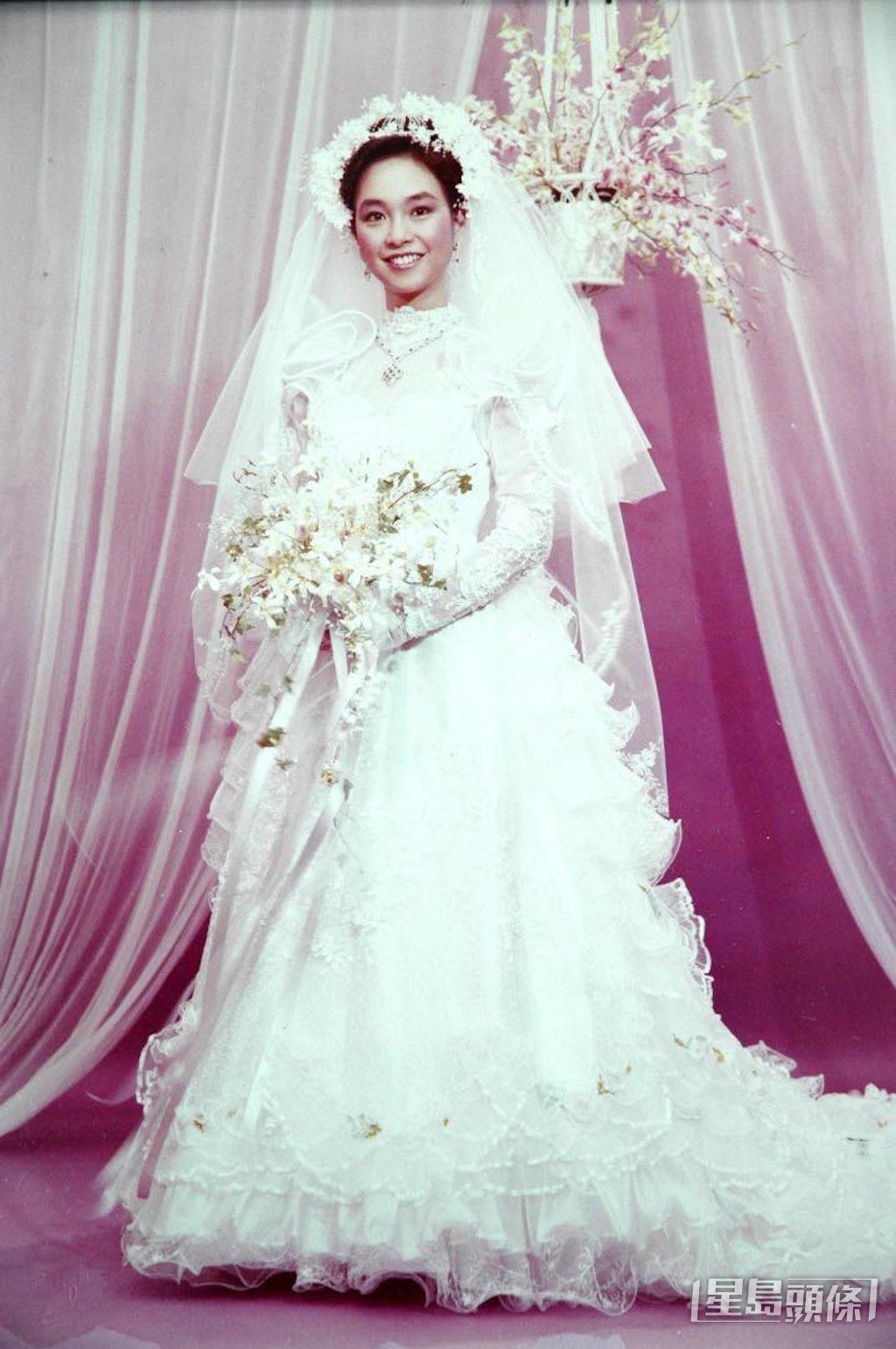 陳秋霞於1981年與馬來西亞富商「鋼鐵大王」鍾廷森結婚。
