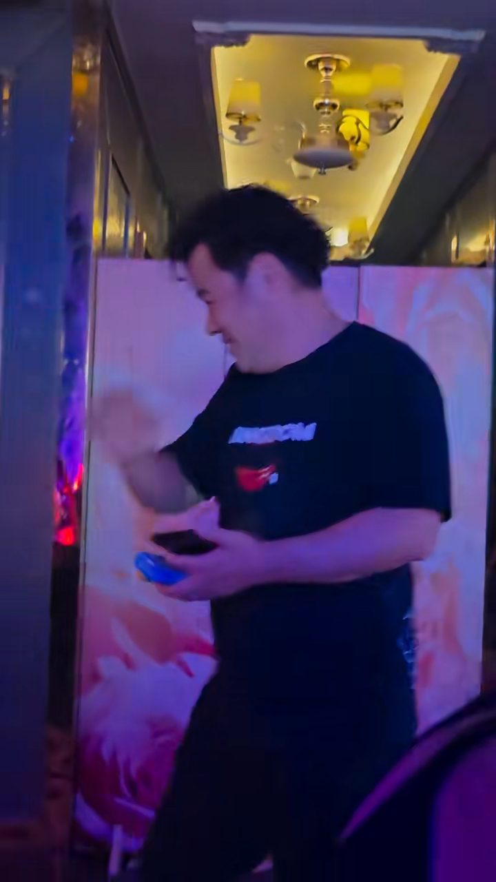韋家雄身形較以往豐滿,臉頰與手臂圓潤,肚腩明顯。