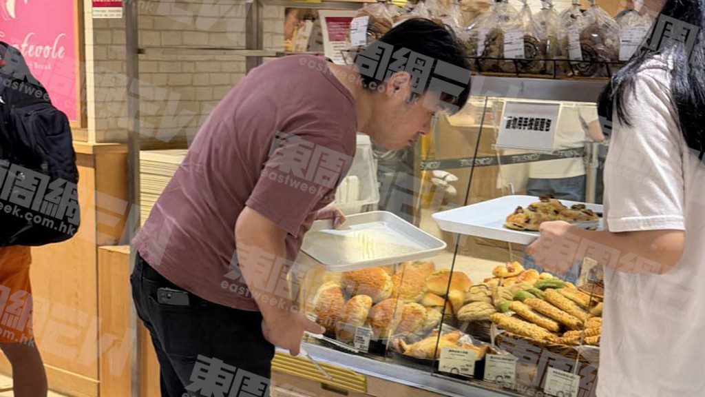 韋家雄獨自現身商場的超市及店舖選購物品。