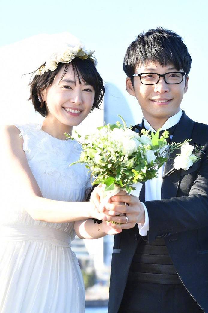 新垣結衣與星野源於2016年合演日劇《逃避雖可恥但有用》,並在五年後宣布結婚。