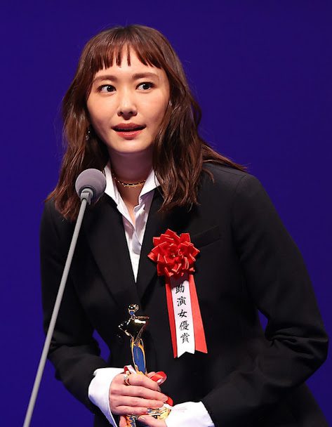 新垣結衣憑電影《正欲》在「日本電影影評人大獎」獲獎,領獎時神情愉快。