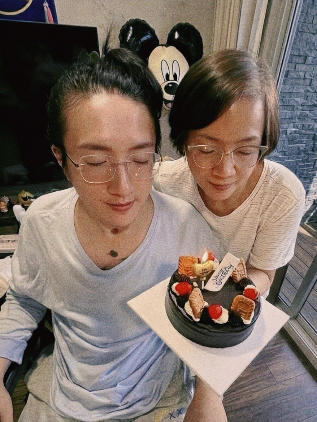 阿Mo在社交平台分享32歲生日照,於加拿大由母親手捧蛋糕,他則閉目許願。