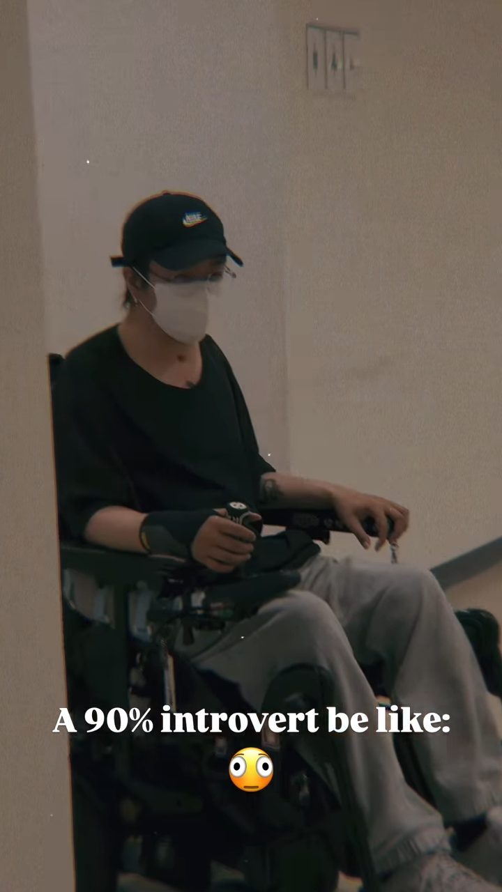 阿Mo早前曝光的影片顯示,他已可自行操控電動輪椅。