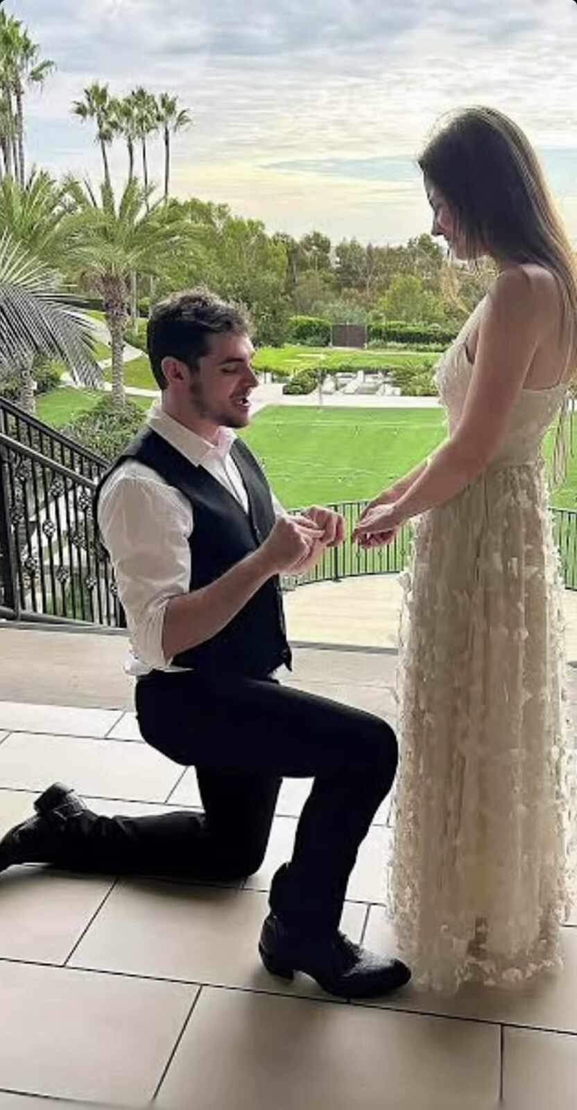 RJ Mitte於去年十月向女友Kennedy Suarez求婚。