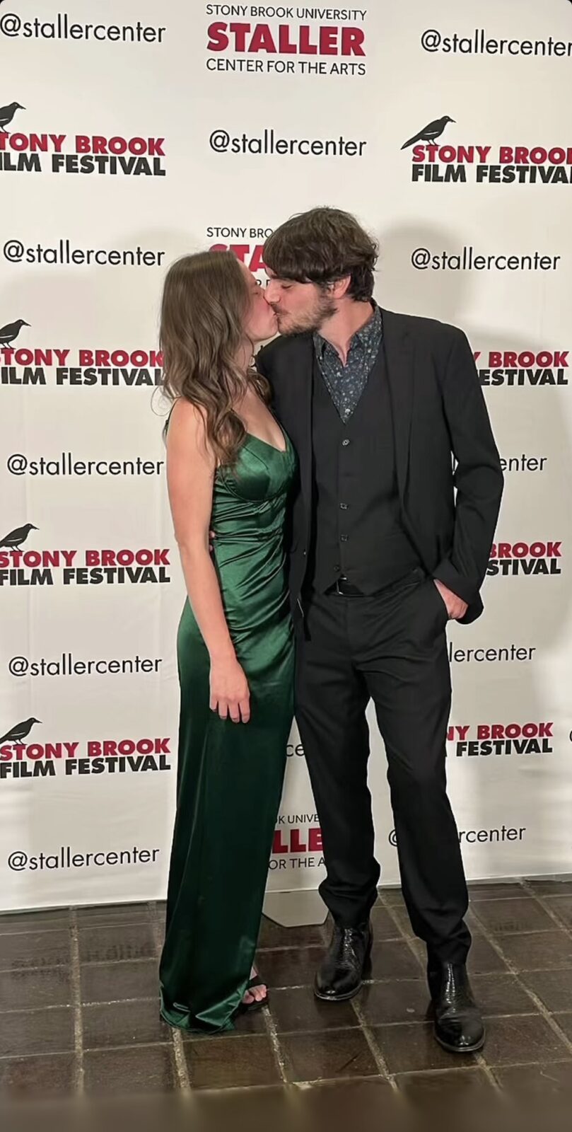 今年情人節，RJ Mitte曾製作影片向未婚妻Kennedy告白。