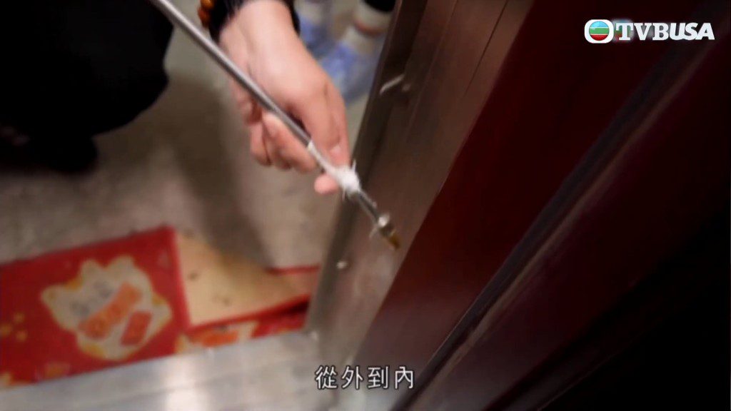 滅蟲組織負責人在節目中進行滅蝨工作。