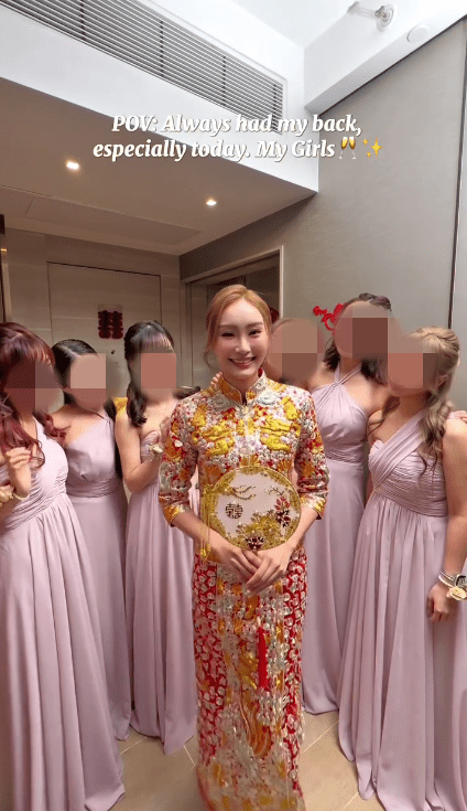 穿上裙褂的陳太與姊妹團合影，展現待嫁的幸福感。