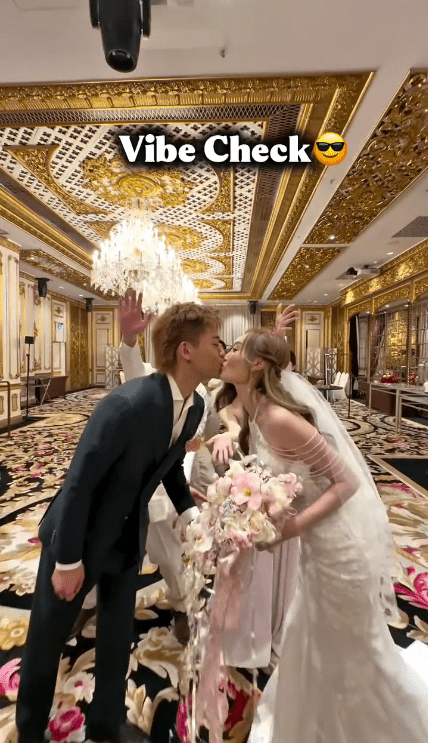 陳戩浩與新娘在合照時大方親吻，與兄弟姊妹團同樂。