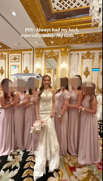 新娘換上白色婚紗，與姊妹們合照留念。