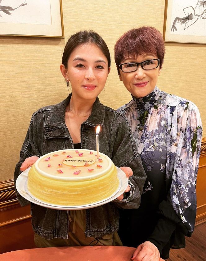 張智霖母親曹珍妮驚喜現身Hilary的生日飯局,樣貌被指與李琳琳相似。