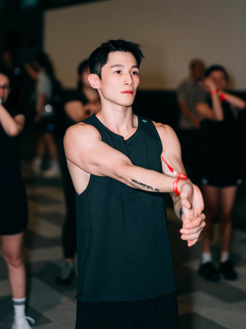 片中男子正是湯鎮業的大仔湯君慈(Bruce),他澄清與Hilary情同「兄弟」。