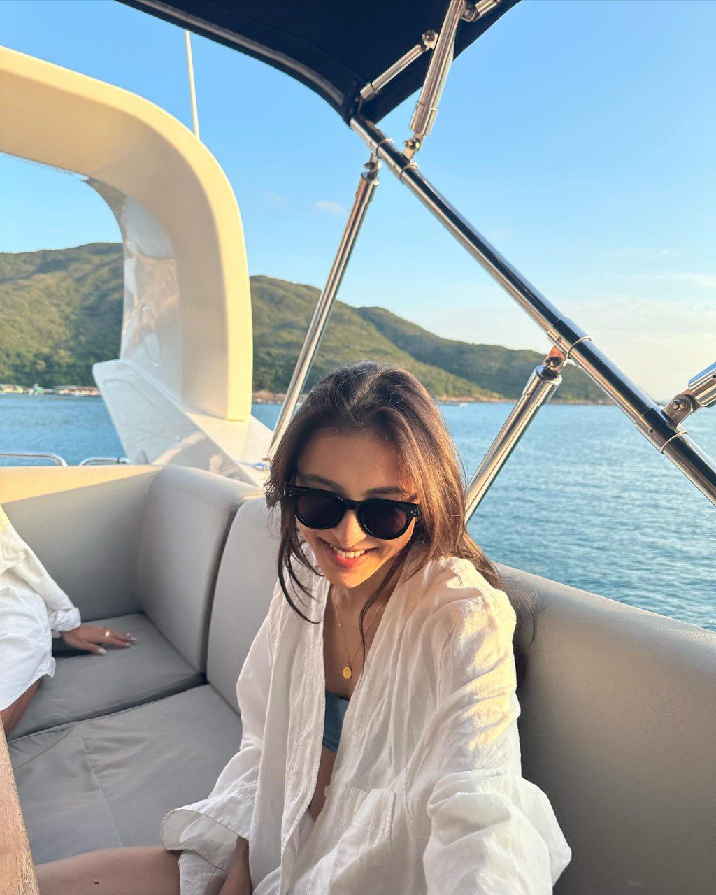 上山詩鈉女兒Hilary十分喜歡出海。