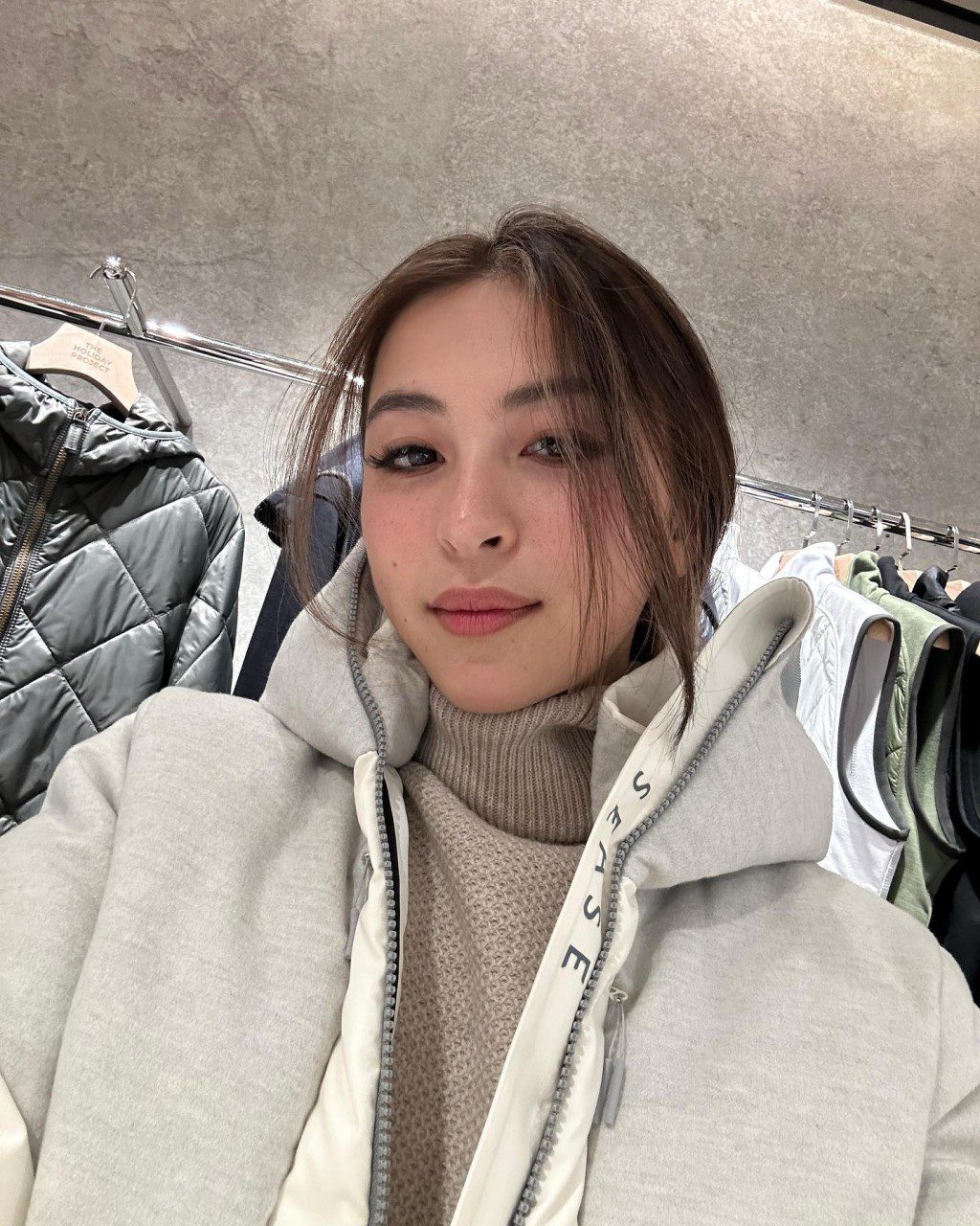Hilary不時在IG分享日常生活照片。
