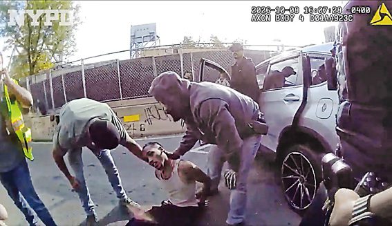 貝爾加爾被便衣幹員開槍擊中脖子。NYPD圖片