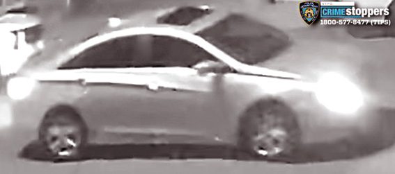 嫌疑人進入一輛灰色轎車。    紐約市警提供