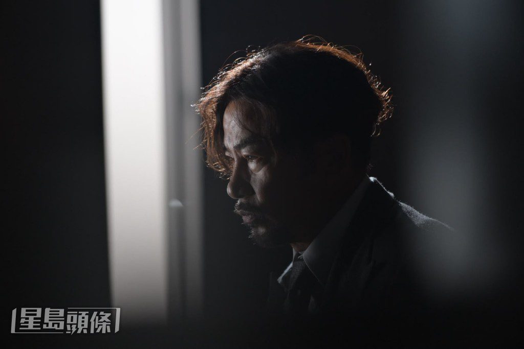 任達華為《偵戰》化上爛面特效妝,導致皮膚敏感。