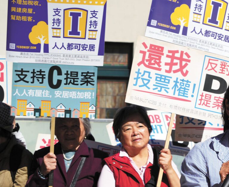 多個亞裔組織10日在三藩市華埠白蘭站舉行選民造勢集會，支持C和I提案。記者黃偉江攝