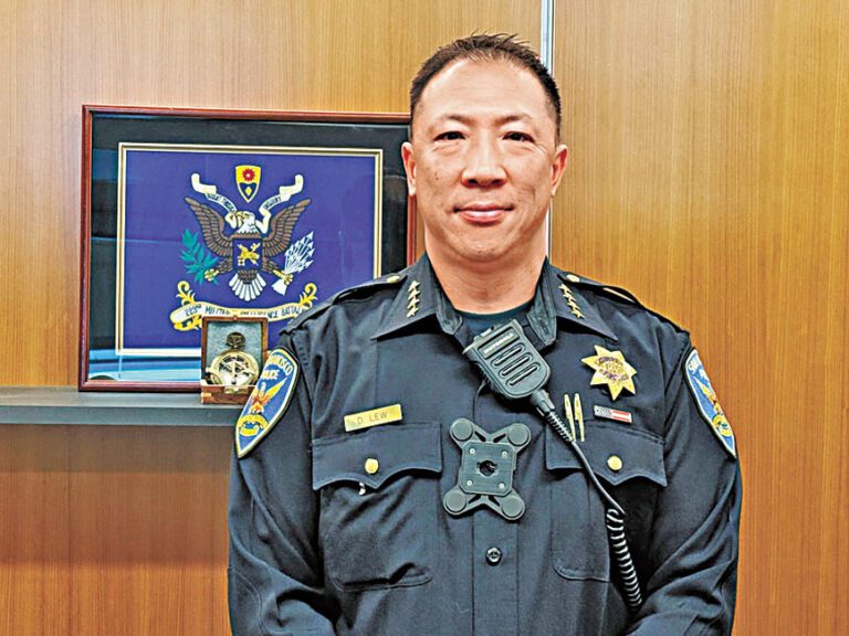 警察局長劉力一慰問同仁。本報資料圖片