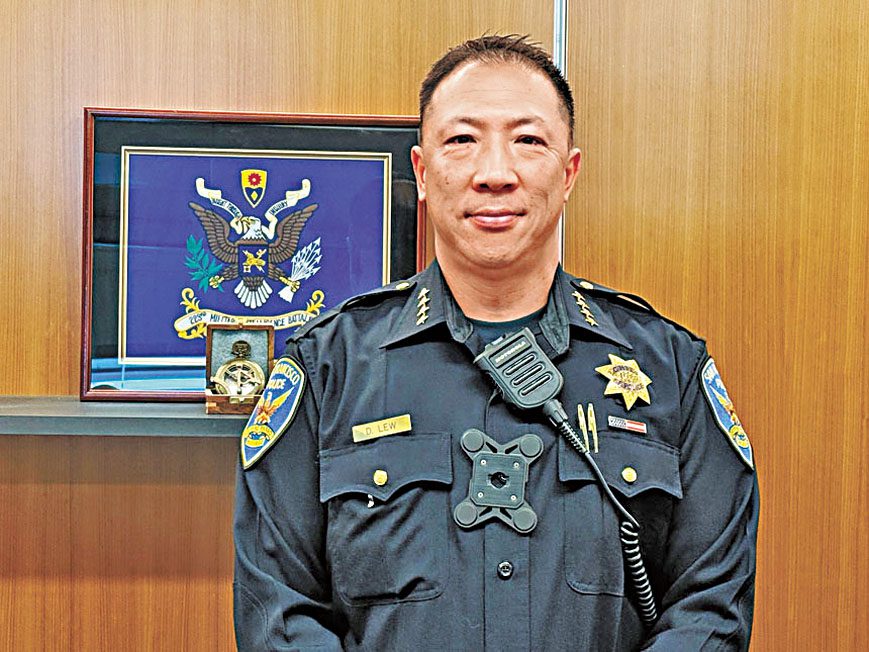 警察局長劉力一慰問同仁。本報資料圖片